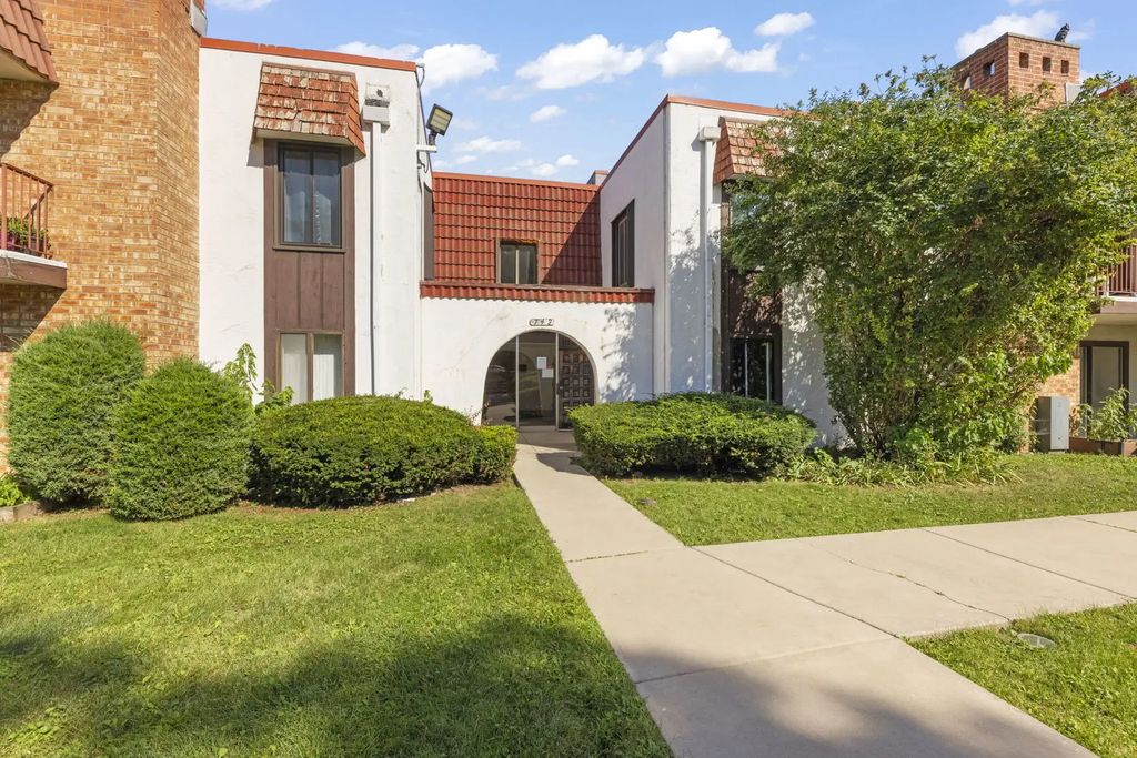 743 E Fullerton Avenue 108, Glendale Heights