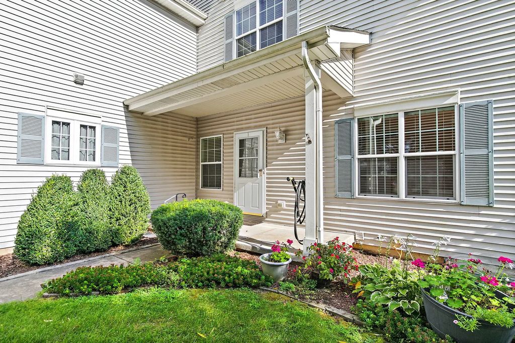 1075 Castleshire Drive 1075, Woodstock, 60098