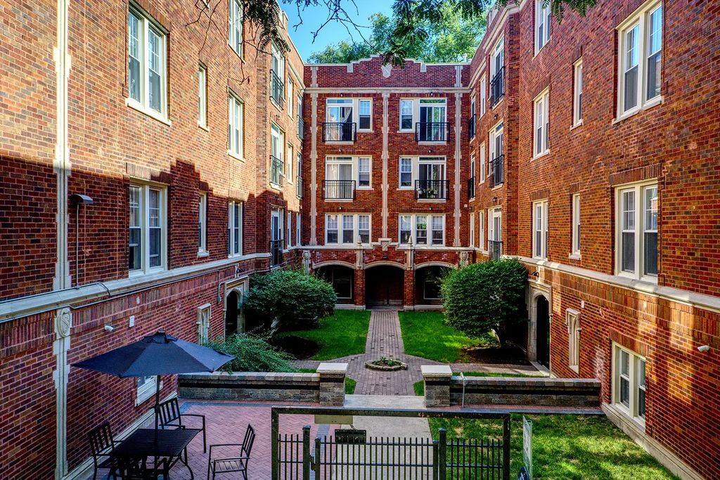 7324 N Damen Avenue 2, Chicago, 60645