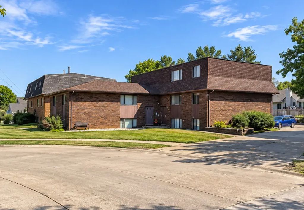 3405 Holiday Court 8, Bettendorf