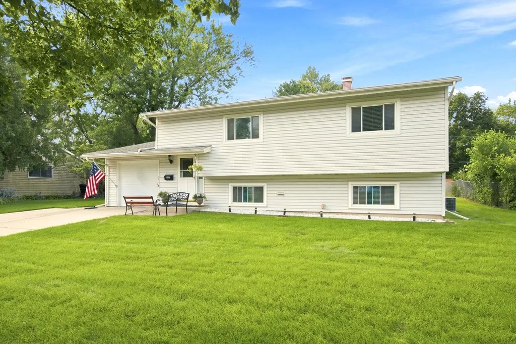 652 Sussex Lane, Crystal Lake