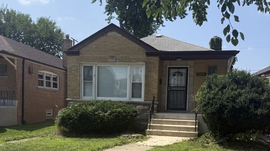 8926 S Paxton Avenue, Chicago