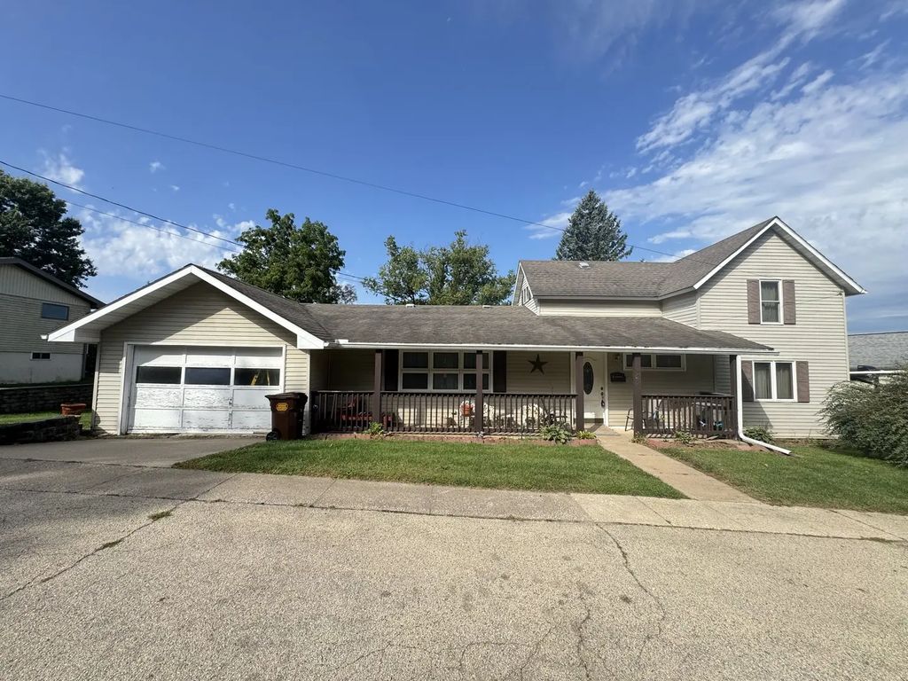 405 S Carroll Street S, Mt. Carroll