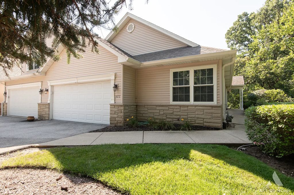 927 Treeline Court, Lockport