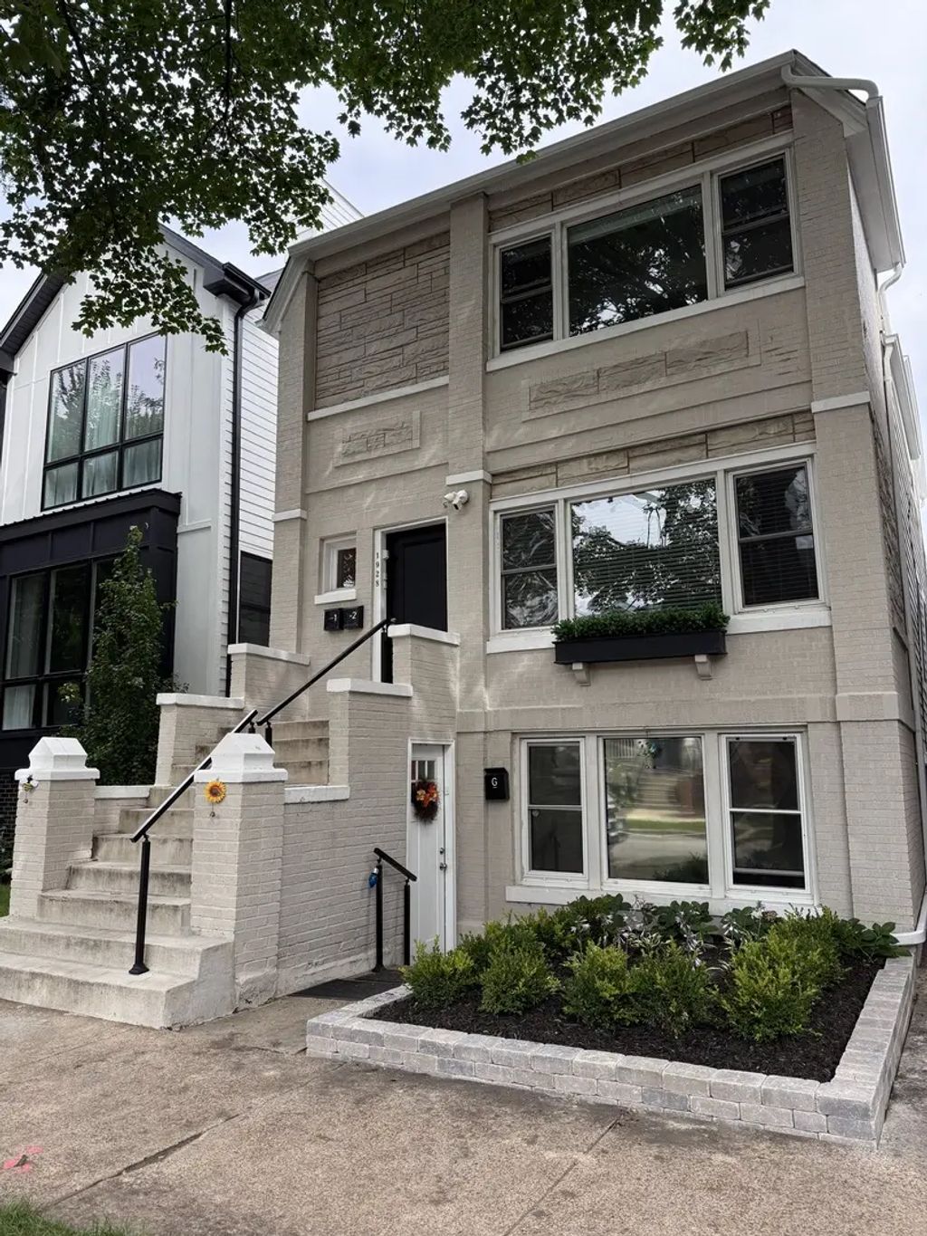 1928 W Barry Avenue 2, Chicago, 60657