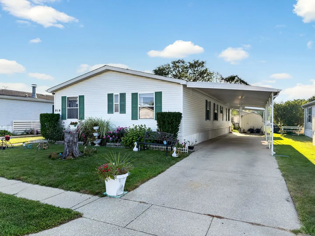 819 S 9th Street, DeKalb