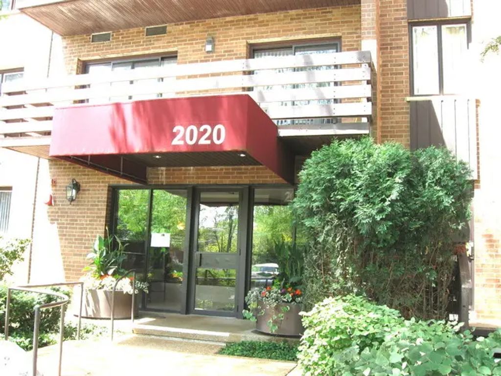 2020 Chestnut Avenue 406, Glenview