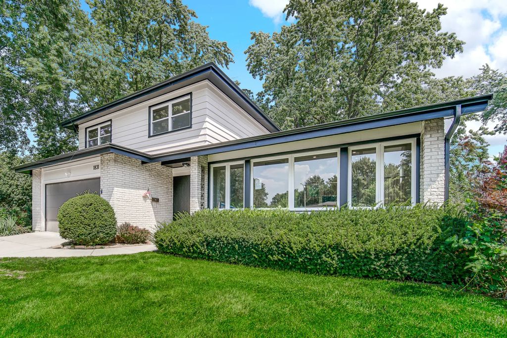 1831 N Rolling Lane, Arlington Heights