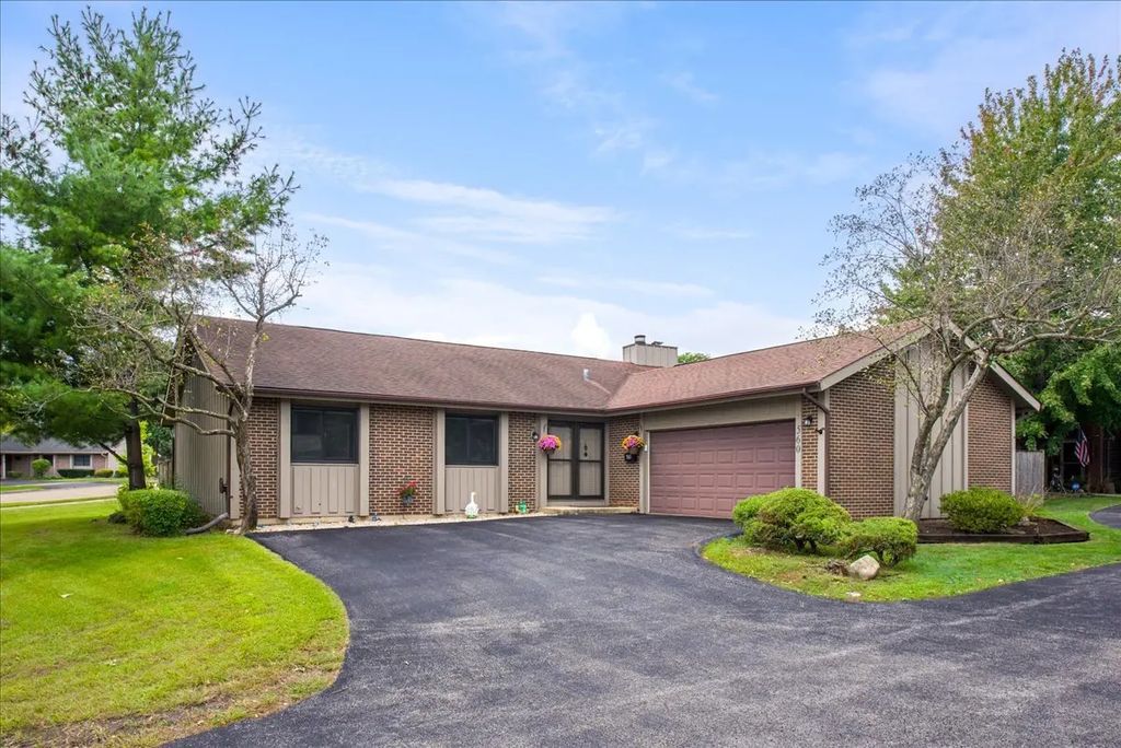 560 Lakeview Court, Roselle