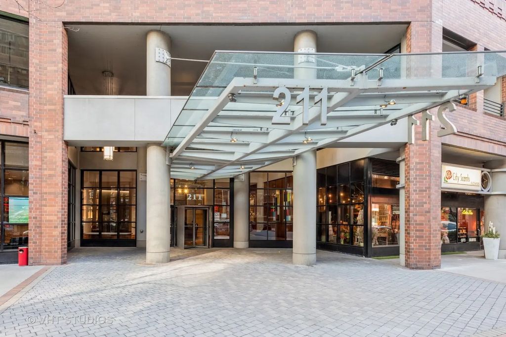 211 E Ohio Street Parking, Chicago