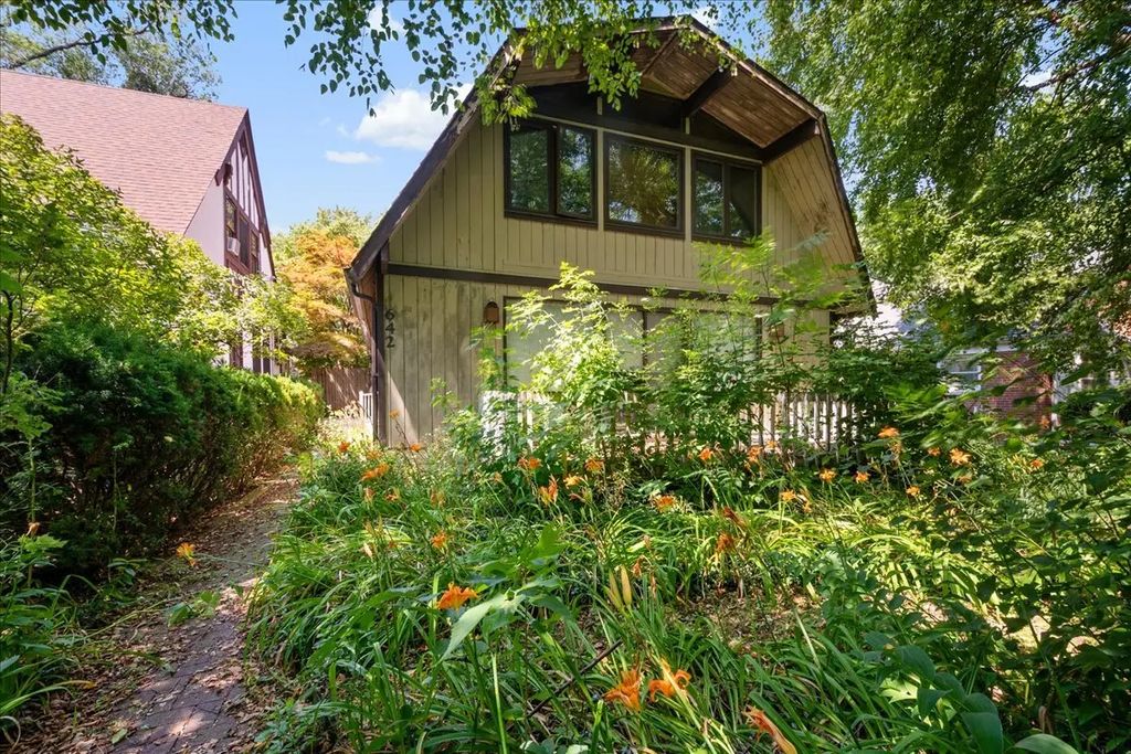 642 Sheridan Road, Evanston