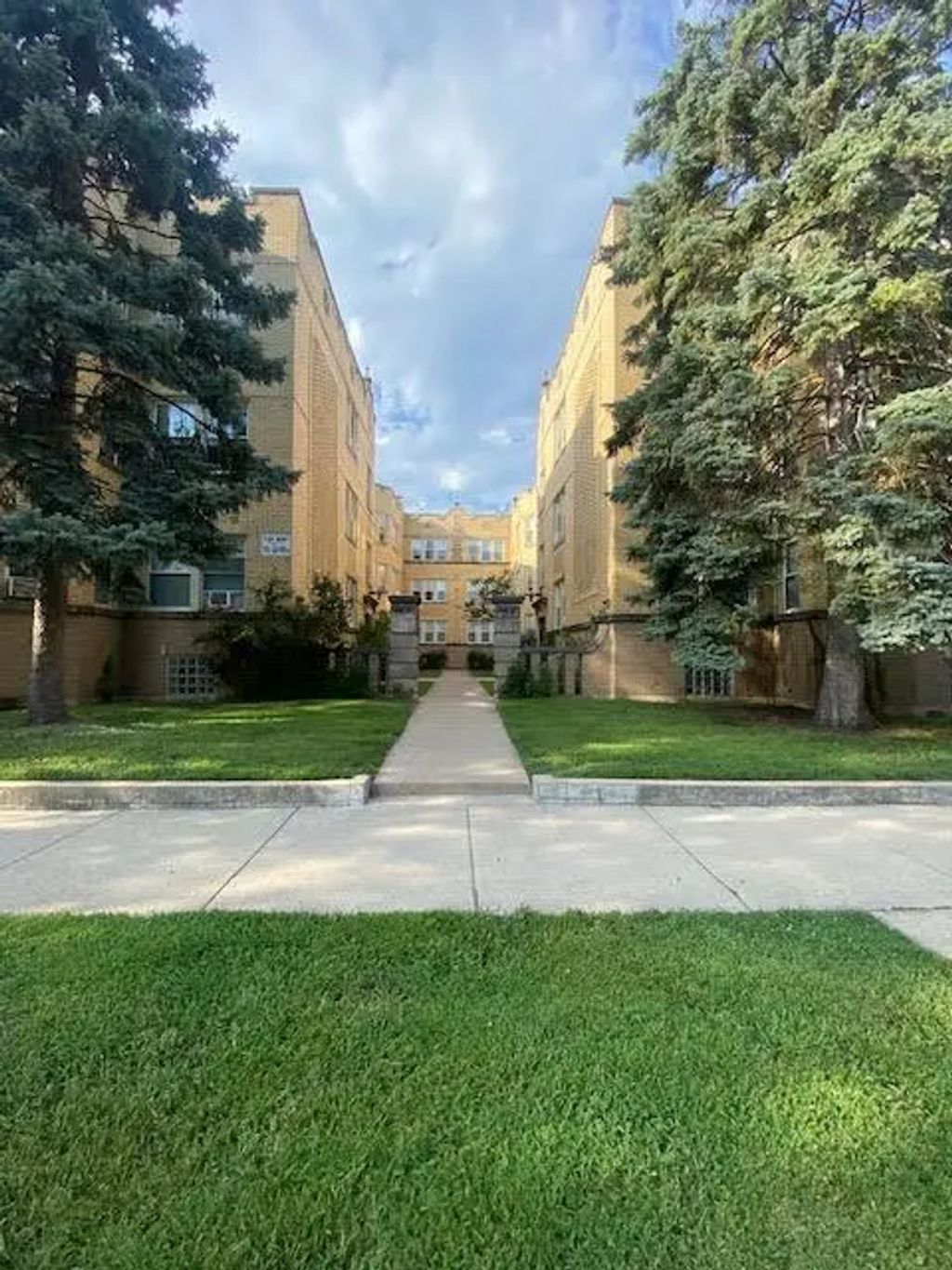 2214 W Thome Avenue 2b, Chicago
