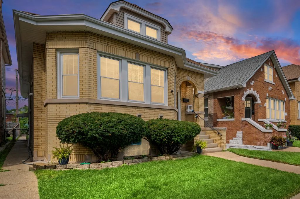 3132 N Luna Avenue, Chicago