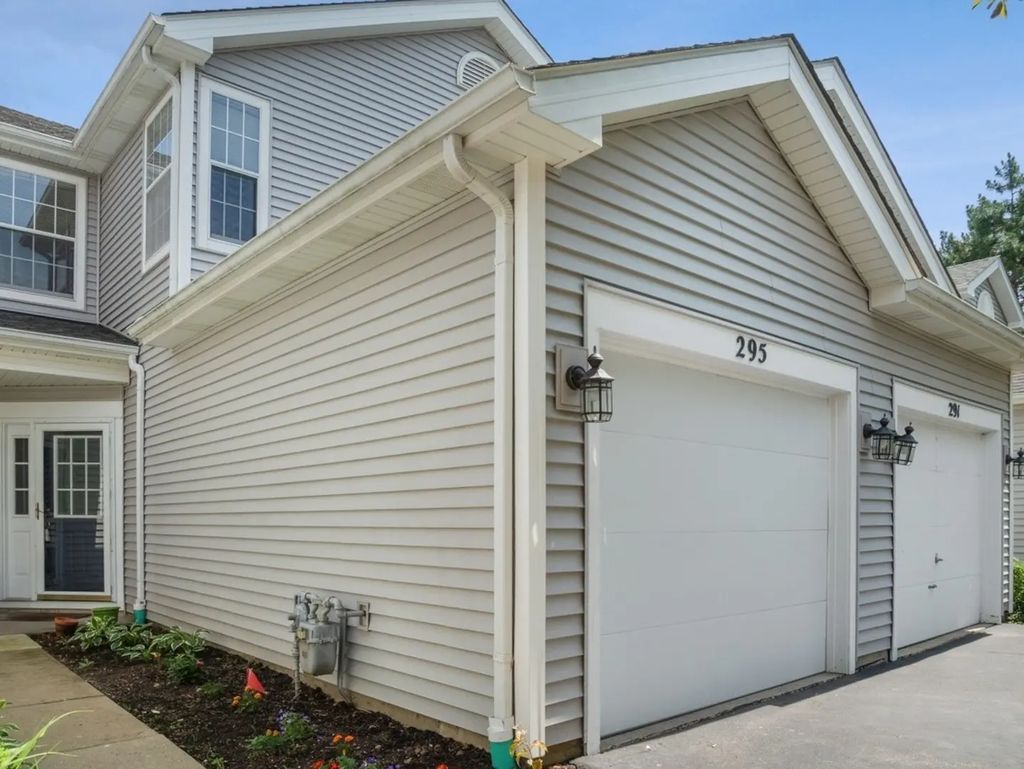 295 Hunterdon Court, Schaumburg