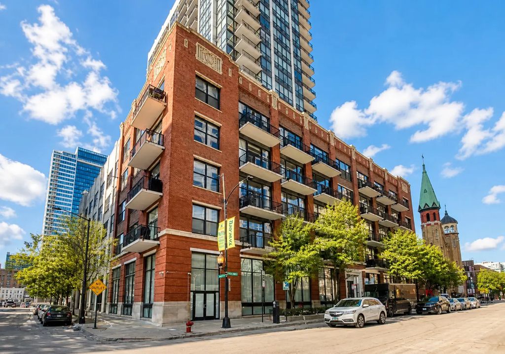 210 S Desplaines Street, Chicago, 60661