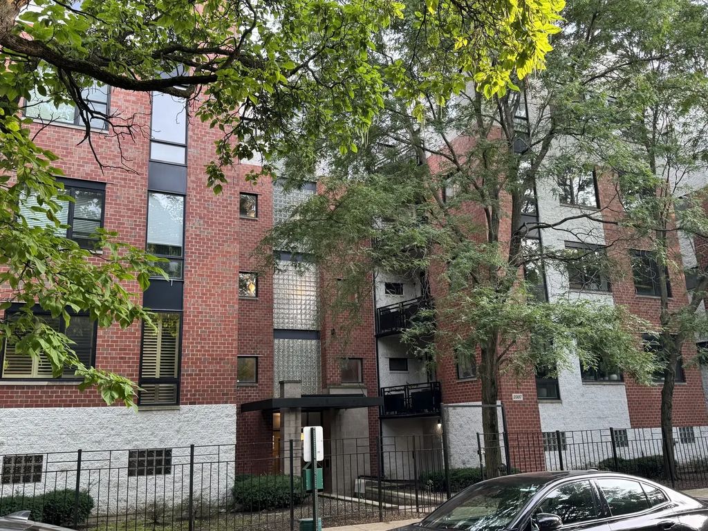 2307 W Wolfram Street 214, Chicago, 60618