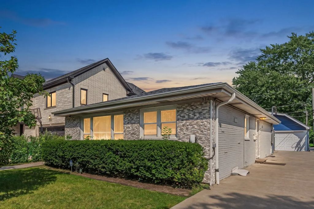 534 Lawler Avenue, Wilmette