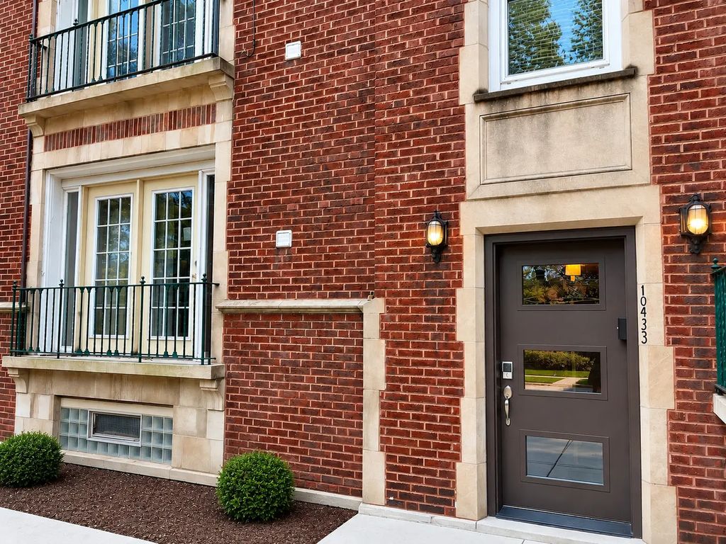 10433 S Hale Avenue 2a, Chicago, 60643