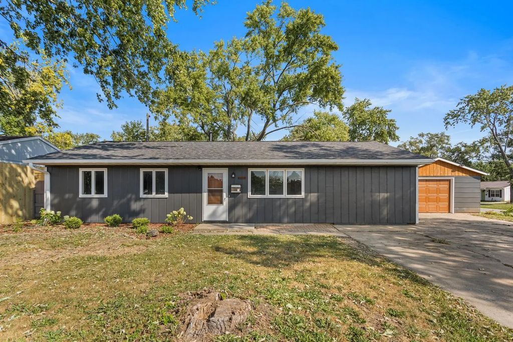 2424 E Washington Drive, Urbana