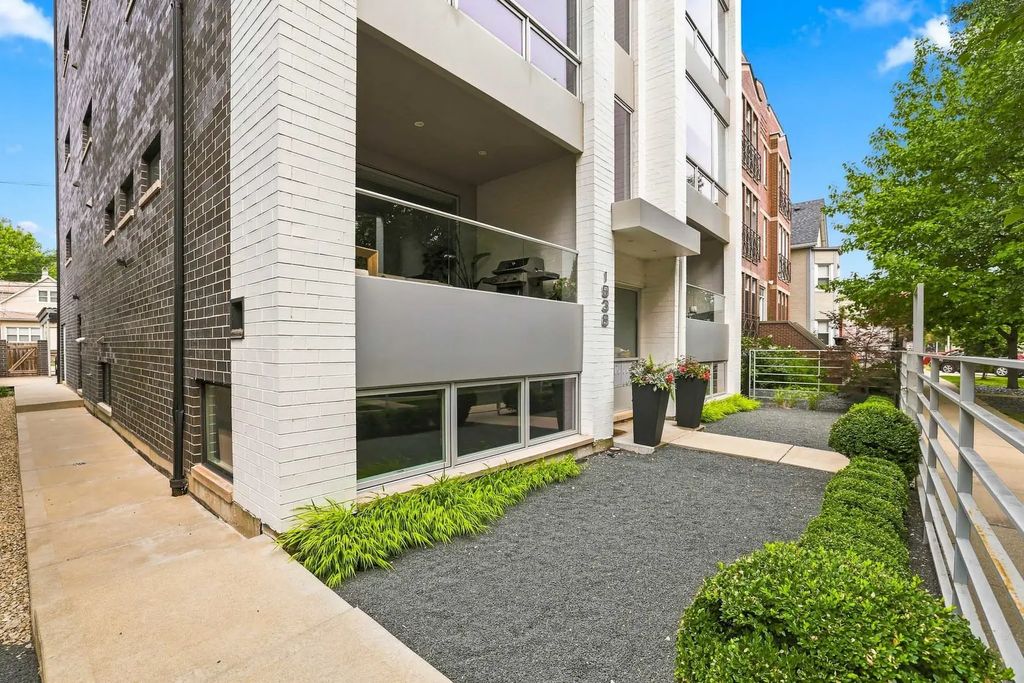 1938 N Francisco Avenue 1s, Chicago, 60647