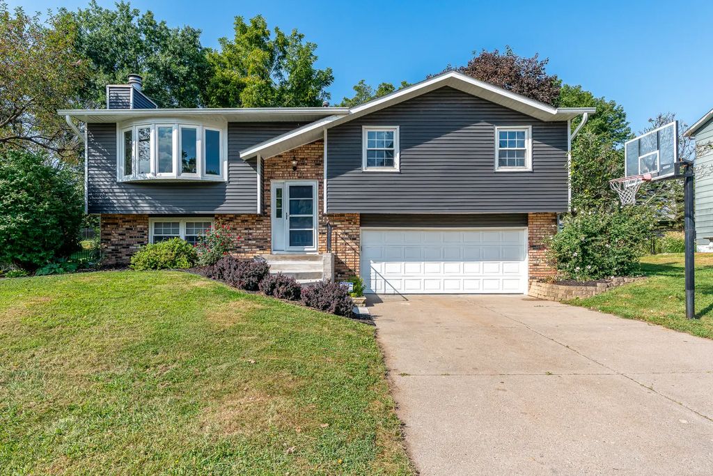 1970 Hollow View Drive, Bettendorf