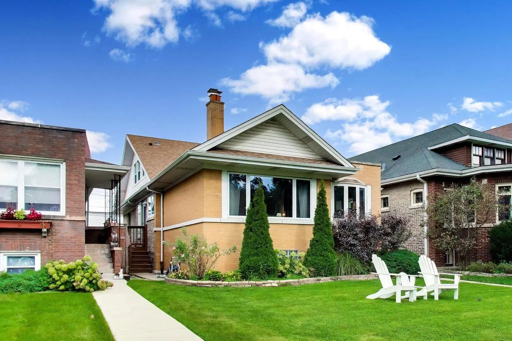 4147 N Dickinson Avenue, Chicago