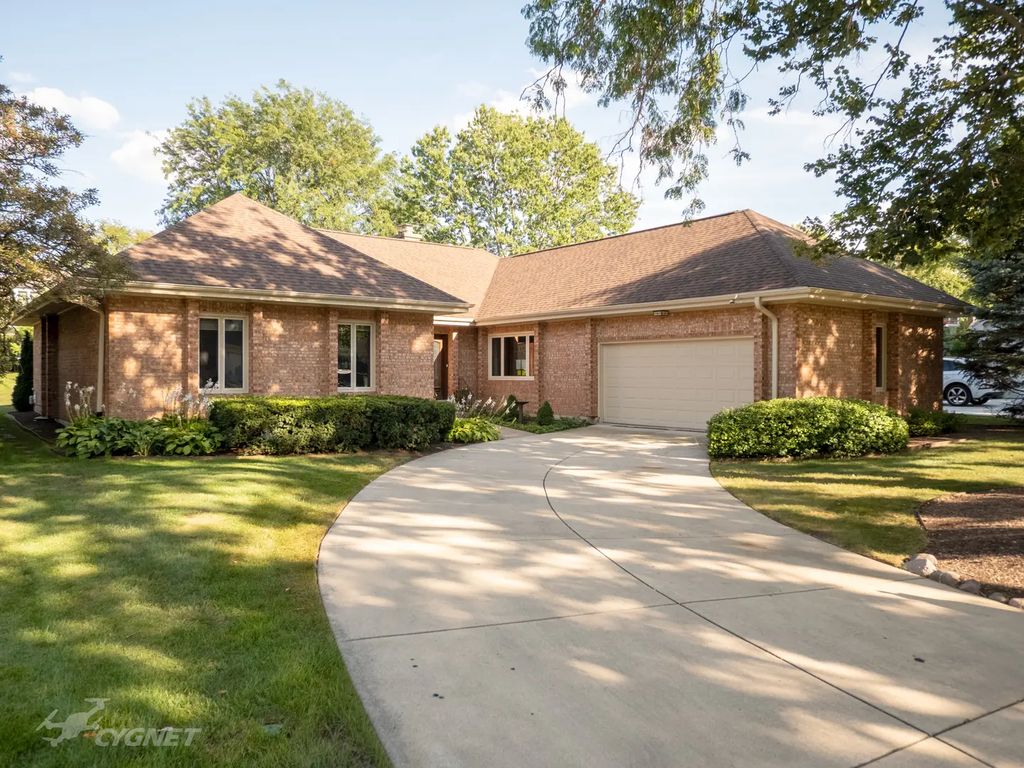 2s015 Ironwood Lane, Wheaton