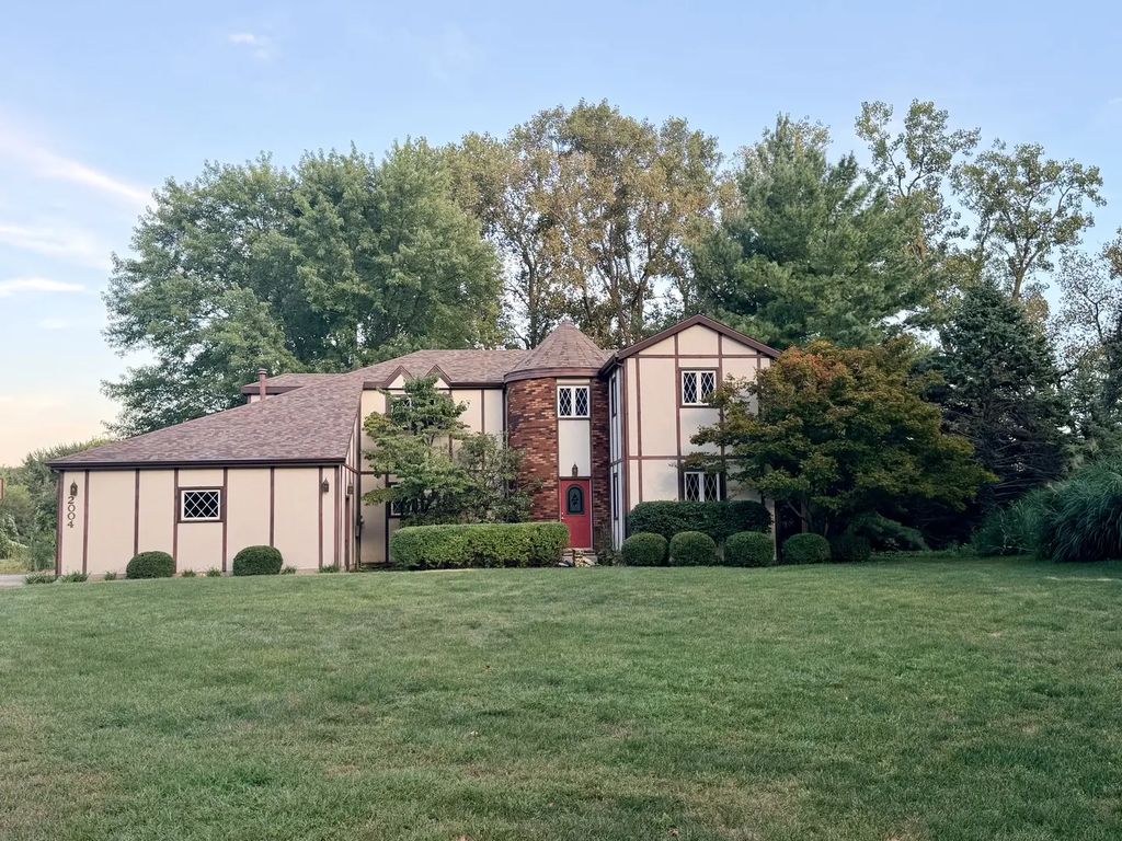 2004 Byrnebruk Drive, Champaign