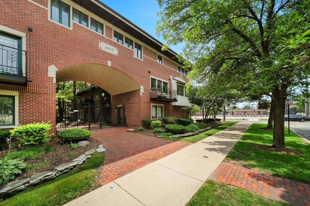 2455 W Ohio Street 8e, Chicago, 60612