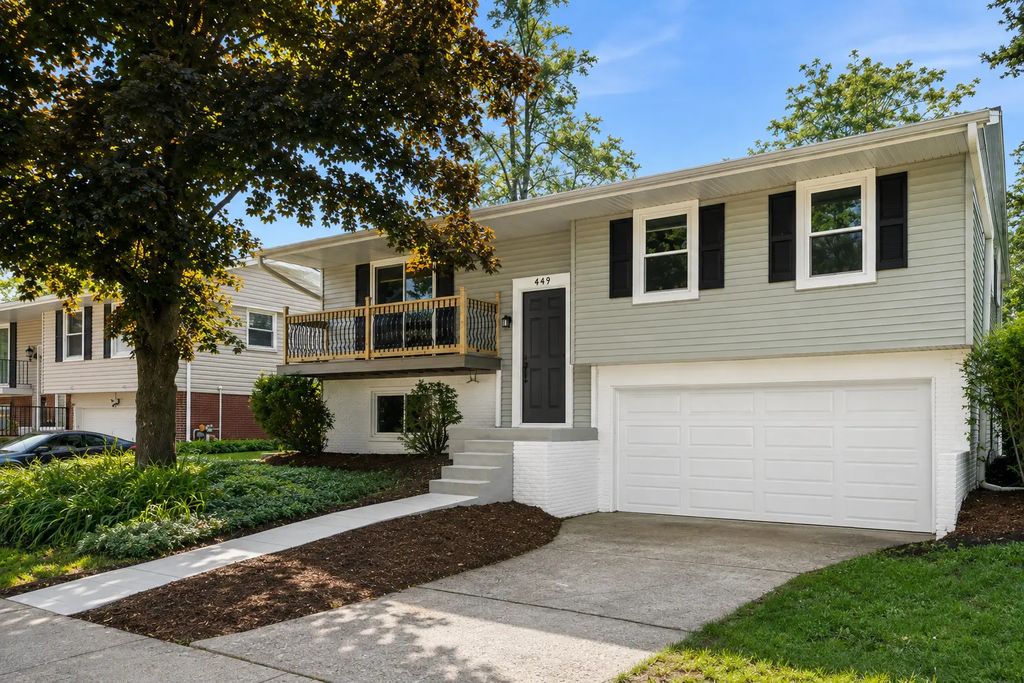 449 White Pine Road, Buffalo Grove