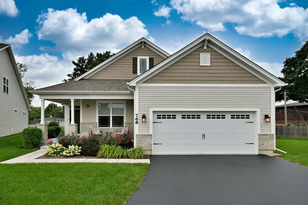 768 Eagle Court, Addison
