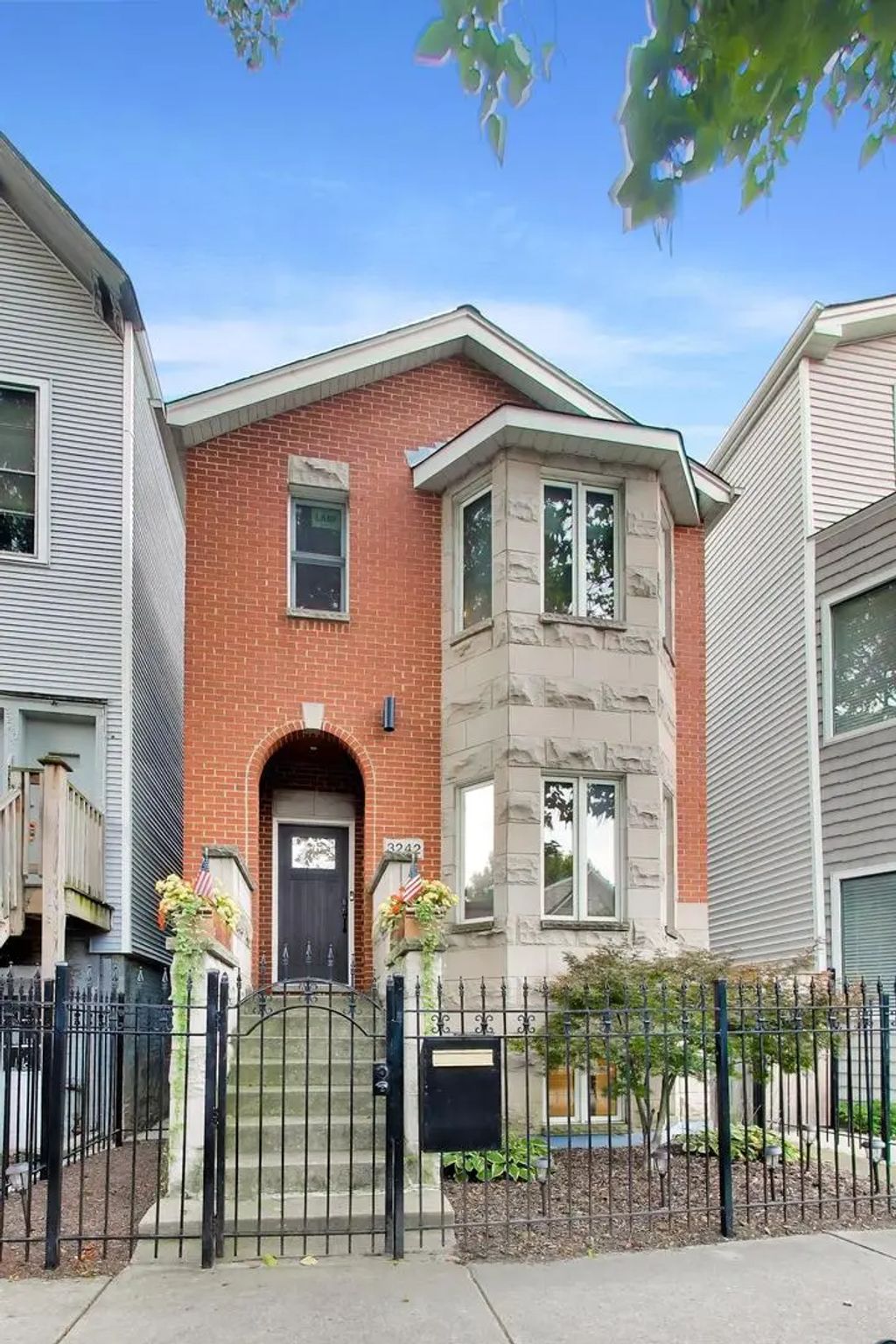 3242 N Leavitt Street, Chicago