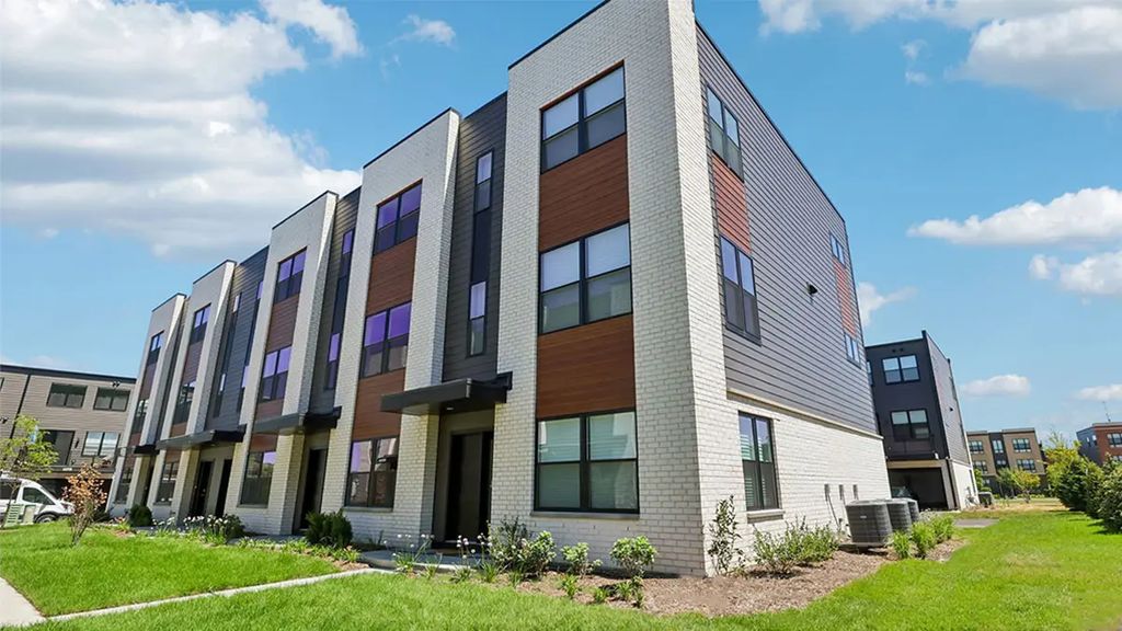 2220 Waters Edge Drive, Schaumburg