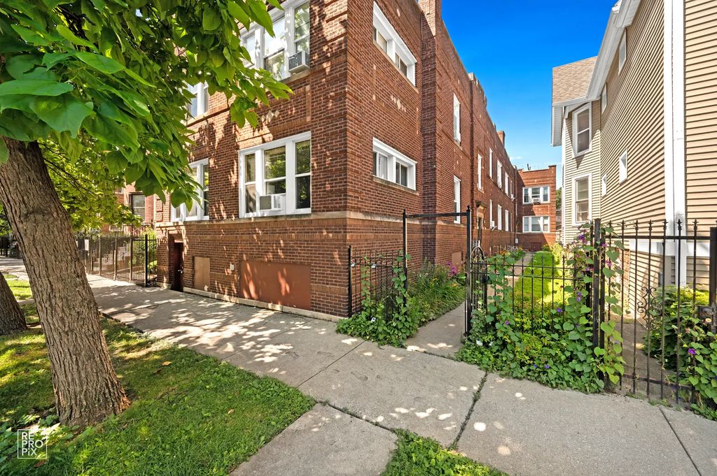 2838 N Albany Avenue, Chicago