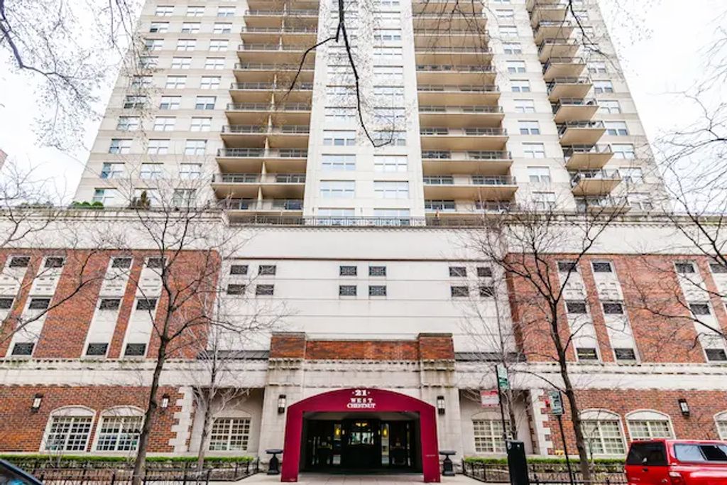 21 W Chestnut Street 1602, Chicago, 60610