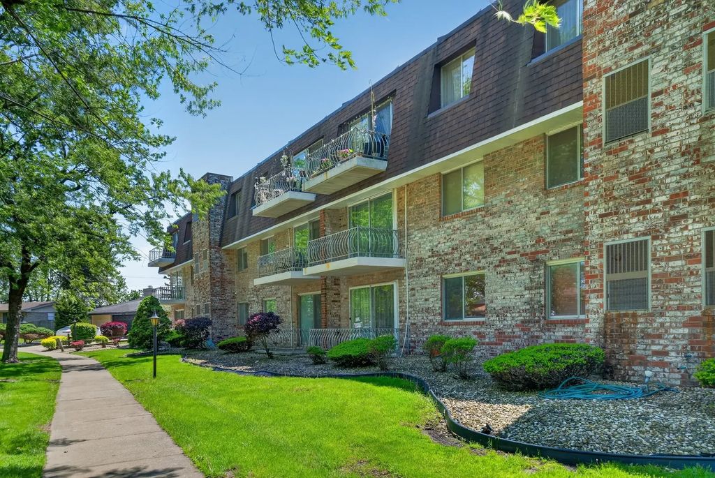 3235 S Manor Drive 104, Lansing