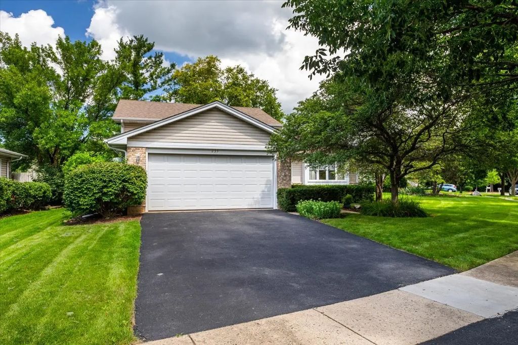 235 Indianwood Lane, West Chicago