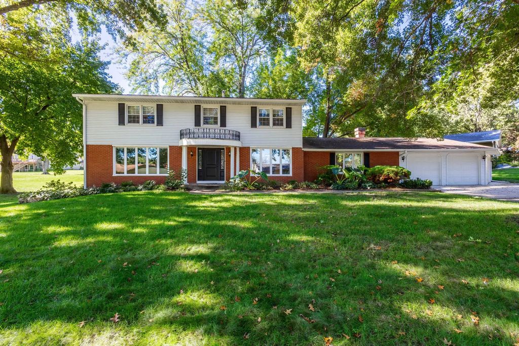 5079 Coachman Road, Bettendorf