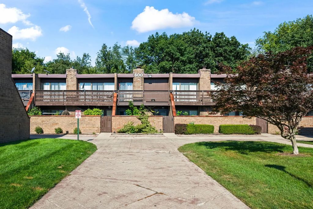 607 Kenneth Circle, Elgin
