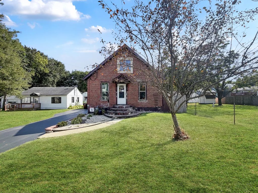 828 S Adams Avenue, Freeport