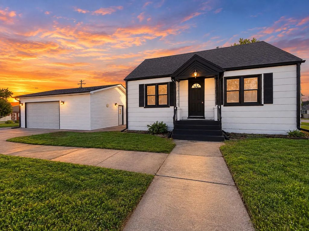212 S Douglas Avenue, Bradley