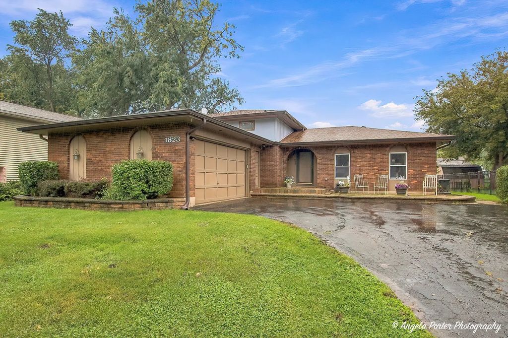 1823 Hazelwood Drive, Lindenhurst