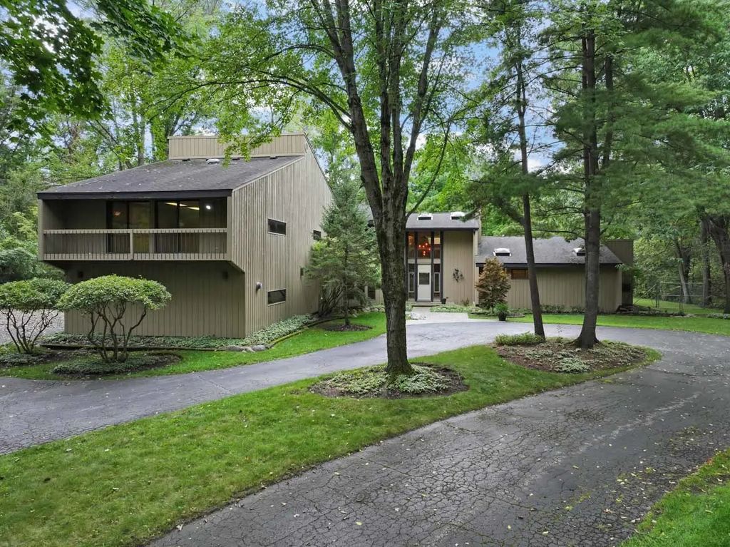 560 Thornmeadow Road, Riverwoods