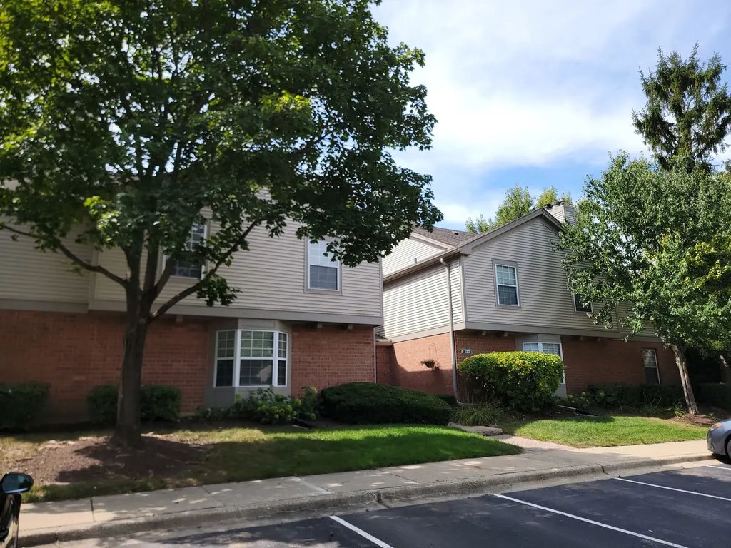 137 White Oak Court 1, Schaumburg, 60195