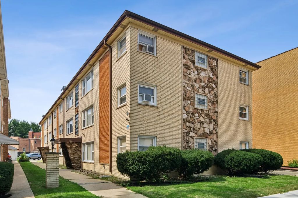 4928 N Lester Avenue 2b, Chicago, 60630