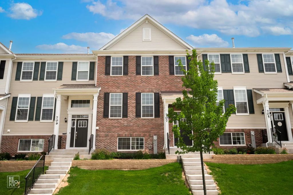 707 Neubauer Circle 603, Lindenhurst