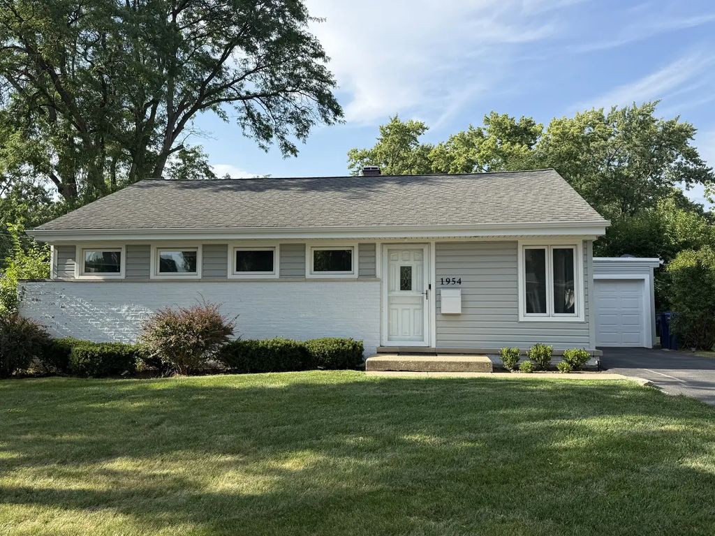 1954 Redwood Lane, Northbrook