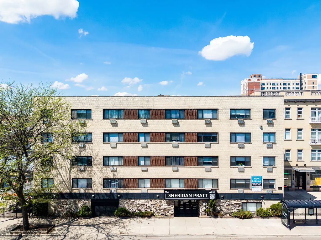 6758 N Sheridan Avenue 101, Chicago
