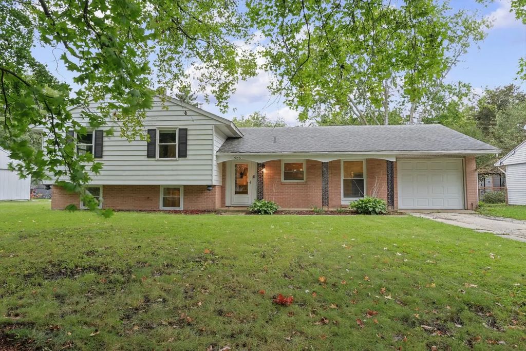 905 Stratford Drive, Champaign