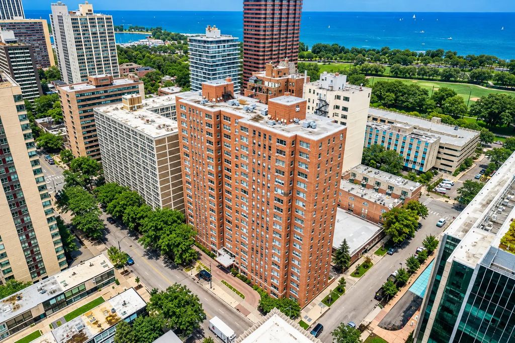 2909 N Sheridan Road 1703, Chicago, 60657